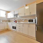 Апартаменты Yellow 3 Bedroom Large For 10 Guests Адехе