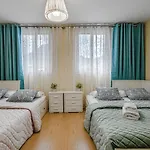 Апартаменты Yellow 3 Bedroom Large For 10 Guests Адехе