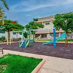 Yellow 3 Bedroom Large For 10 Guests Апартаменты *