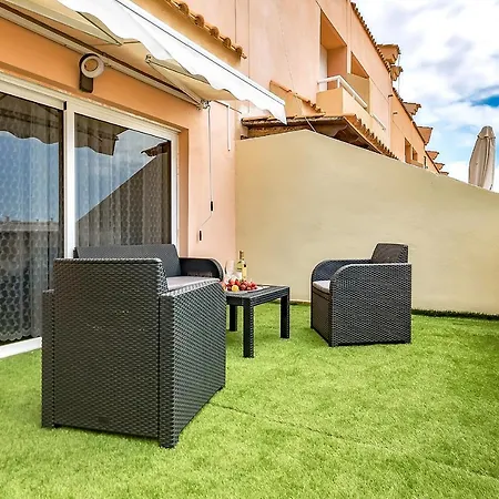 Апартаменты Yellow 3 Bedroom Large For 10 Guests Адехе