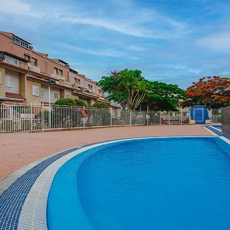 Yellow 3 Bedroom Large For 10 Guests Апартаменты
