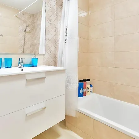 Yellow 3 Bedroom Large For 10 Guests Apartament