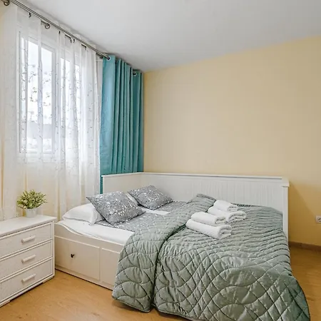 Yellow 3 Bedroom Large For 10 Guests Apartament