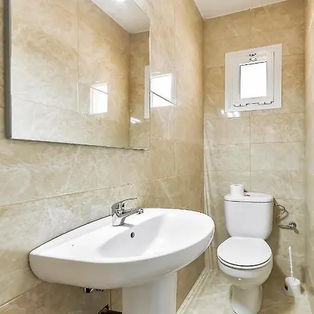 Yellow 3 Bedroom Large For 10 Guests アデヘ