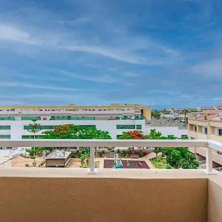 Yellow 3 Bedroom Large For 10 Guests Apartament *