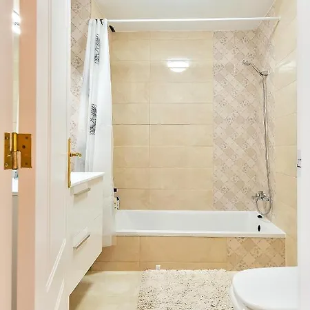 Yellow 3 Bedroom Large For 10 Guests アデヘ