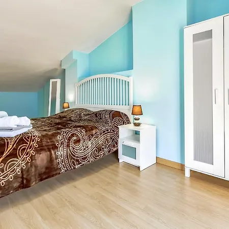 Yellow 3 Bedroom Large For 10 Guests Apartament