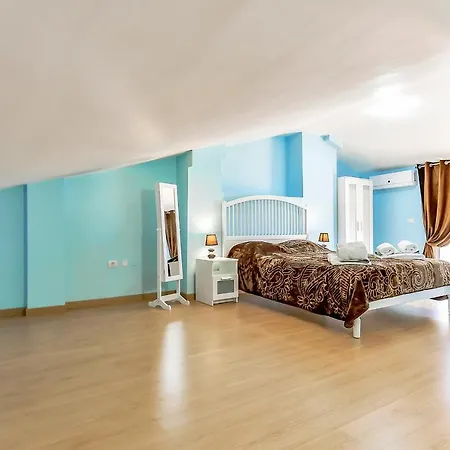 Yellow 3 Bedroom Large For 10 Guests アパート