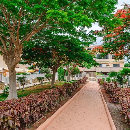 Yellow 3 Bedroom Large For 10 Guests Apartament