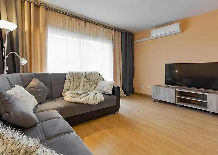 Yellow 3 Bedroom Large For 10 Guests *