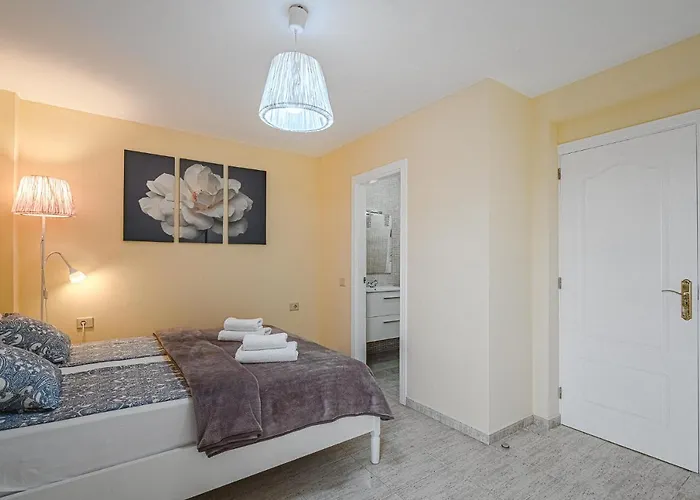 Lägenhet Yellow 3 Bedroom Large For 10 Guests