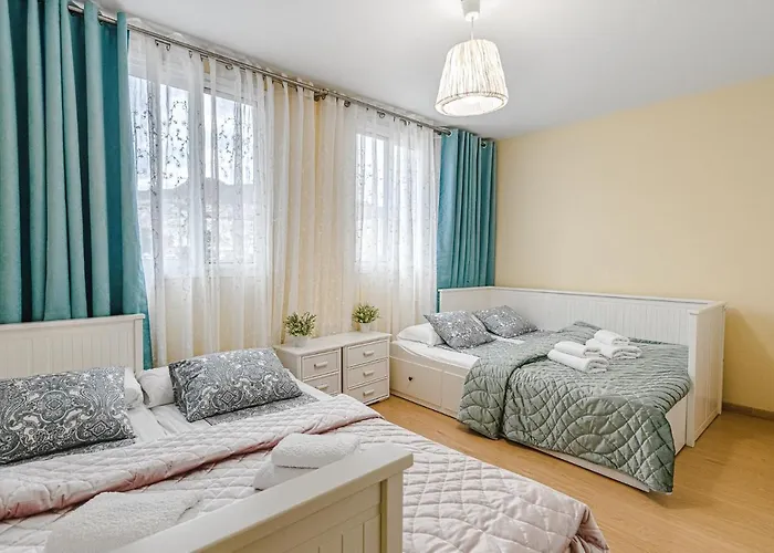 Lägenhet Yellow 3 Bedroom Large For 10 Guests