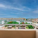 Yellow 3 Bedroom Large For 10 Guests Apartman *