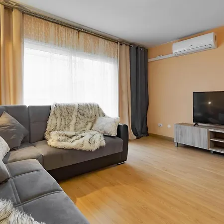 Yellow 3 Bedroom Large For 10 Guests *