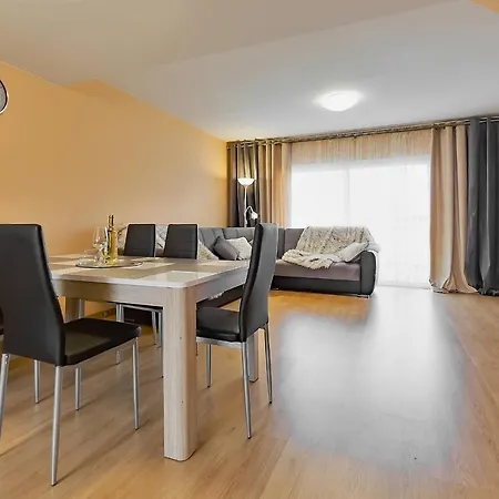 Yellow 3 Bedroom Large For 10 Guests Apartment *