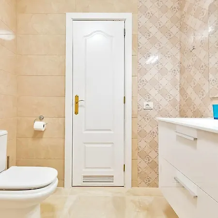 Yellow 3 Bedroom Large For 10 Guests