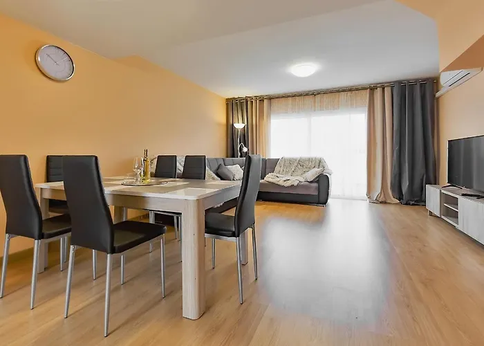 Yellow 3 Bedroom Large For 10 Guests Apartmán *