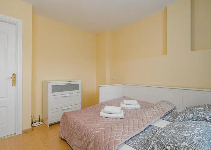 Yellow 3 Bedroom Large For 10 Guests *