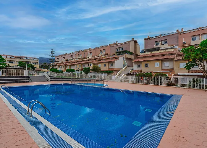 Yellow 3 Bedroom Large For 10 Guests شقة *